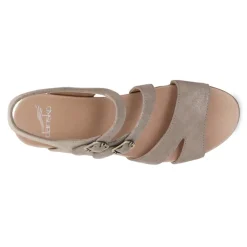 Angela Sandal